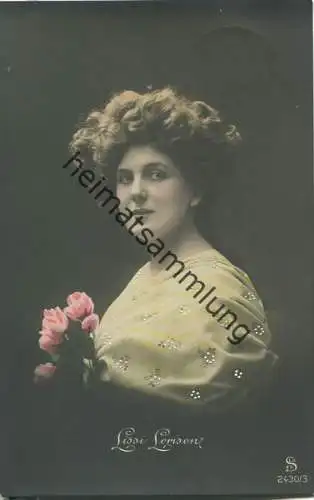 Lissi Lorison mit Blumenstrauss - handcoloriert