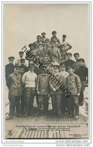Kapitän König mit seinen Offizieren und der Mannschaft - an Bord des Frachttauchbootes Deutschland