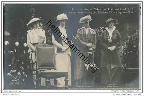 Prinzessin August Wilhelm - Frau von Hindenburg - während der Einweihung des 'Eisernen Hindenburg von Berlin'