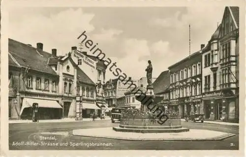 Stendal - Adolf-Hitler-Strasse und Sperlingsbrunnen - Tankstelle - Foto-AK - Verlag Trinks & Co. Leipzig