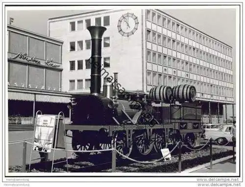 Adler mit Tender vor dem Kasseler Hauptbahnhof - 100 Jahre deutsche Eisenbahn-Reklame - Foto 12cm x 17cm 1966