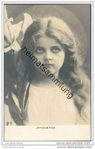 Innocence - Mädchen mit lockigem Haar ca. 1900