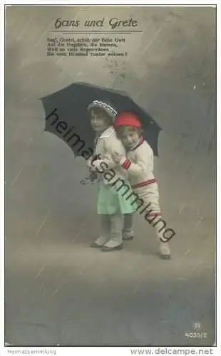 Hans und Grete unter einem Regenschirm - handcoloriert