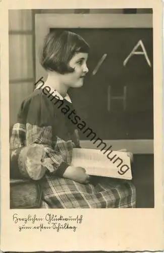 Erster Schultag - Mädchen mit Fibel - Foto-Ansichtskarte
