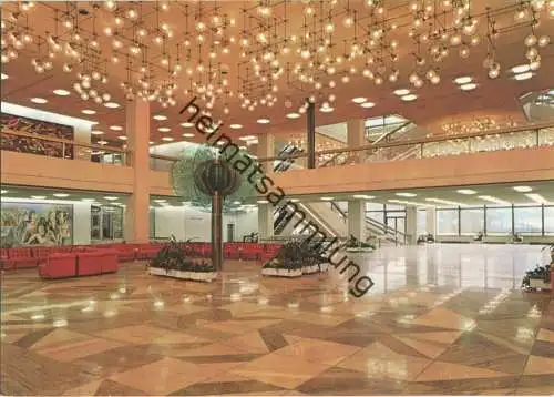 Berlin - Palast der Republik - Hauptfoyer mit Gläserner Blume und Galerie des Palastes - Ansichtskarte Großformat