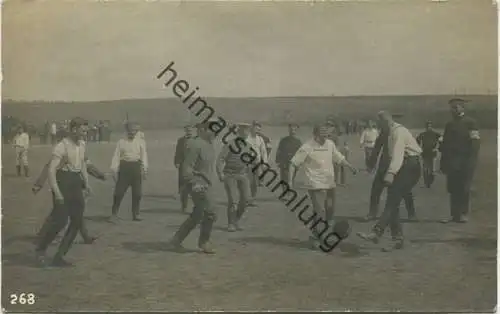 Kriegsgefangenenlager Kassel - Lagerinsassen beim Fussballspielen - Foto-AK - photo Strauss Cassel