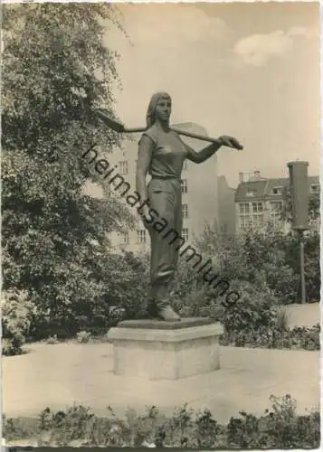 Berlin - Mitte - Denkmal Aufbauhelferin - Foto-Ansichtskarte