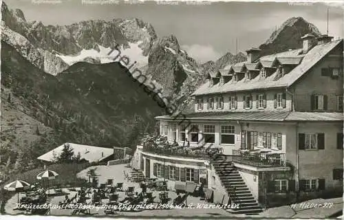 Kreuzeckhaus gegen Zugspitze - Foto-AK - Verlag Hans Huber Garmisch-Partenkirchen