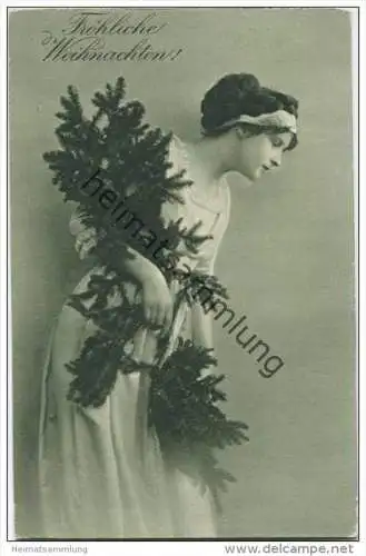 Fröhliche Weihnachten - Junge Frau mit Tannengrün