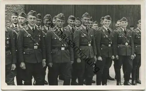 Soldaten in Uniform - Foto-AK - Verlag Hermann Hill Duisburg