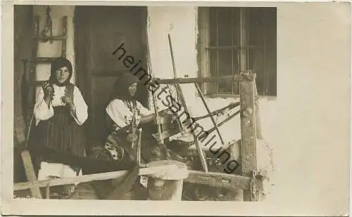 Makedonien - Mädchen beim Spinnen und Weben - Foto-AK ca. 1915