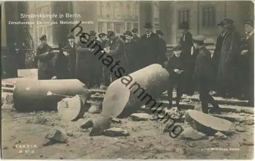 Strassenkämpfe in Berlin - Zerschossene Säulen des Nationaldenkmals - Phot. Willi Ruge - Berlin