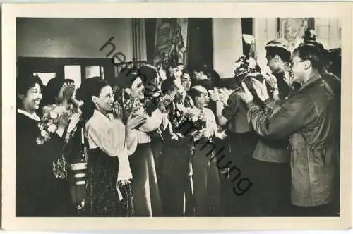 Ost-Berlin - Freunde aus dem Erzbergbau übergeben der Koreanischen Delegation ihre Geschenke (1951) - Foto-Ansichtskarte