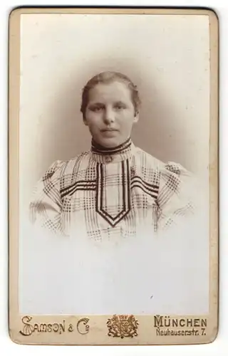 Fotografie Samson & Co., München, Portrait junge Frau mit zusammengebundenem Haar