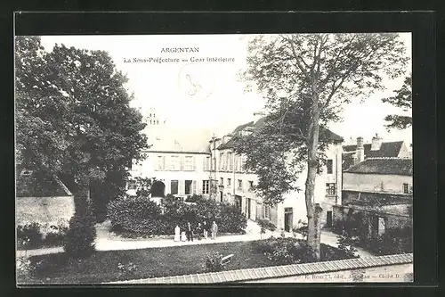 AK Argentan, La Sous-Prefecture, Cour interieure