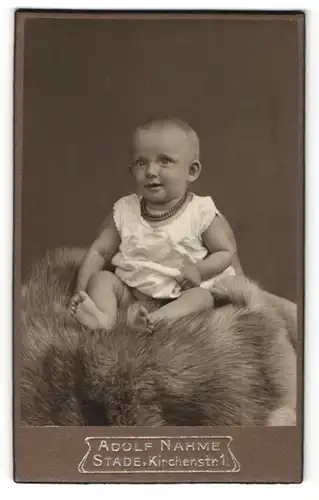 Fotografie Adolf Nahme, Stade, Portrait Kleinkind in Leibchen