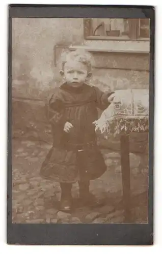 Fotografie unbekannter Fotograf und Ort, Portrait Kleinkind im Hof