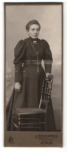 Fotografie H. Pickenback, Stade, Portrait Dame in schwarzer Kleidung