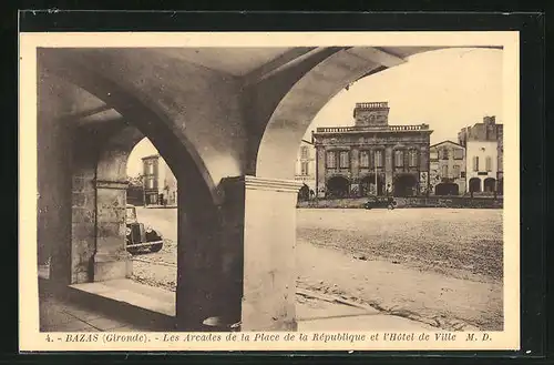 AK Bazas, Les Arcades de la Place de la Republique et l`Hotel de Ville