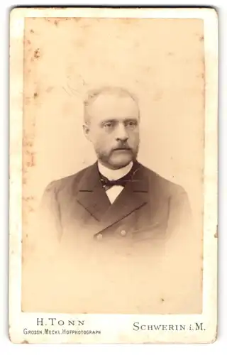 Fotografie H. Tonn, Schwerin i/M, Portrait Herr mit Oberlippen und Backenbart