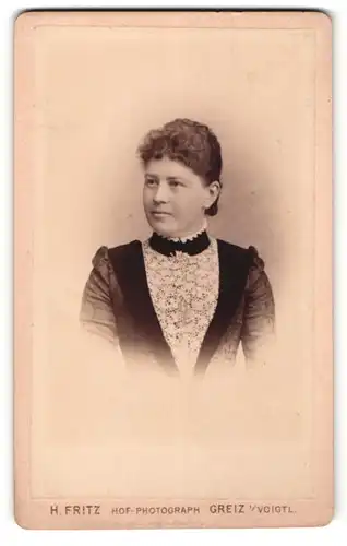 Fotografie H. Fritz, Greiz i / Voigtl., Portrait bürgerliche Dame im eleganten Kleid