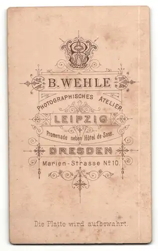 Fotografie B. Wehle, Dresden & Leipzig, Portrait junge Dame mit zurückgebundenem Haar im eleganten Kleid