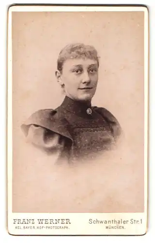 Fotografie Franz Werner, München, Portrait junge Frau mit zusammengebundenem Haar