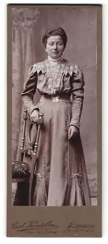 Fotografie Carl Koudelka, Altenburg, Portrait bürgerliche Dame im eleganten Kleid an Stuhl gelehnt