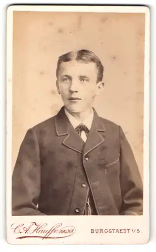 Fotografie C.A. Hauffe Nachf., Burgstädt i/S., Junge mit Jackett