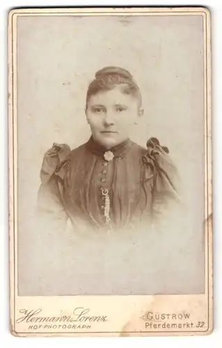 Fotografie Hermann Lorenz, Güstrow, Portrait junge Frau in zeitgenöss. Kleidung