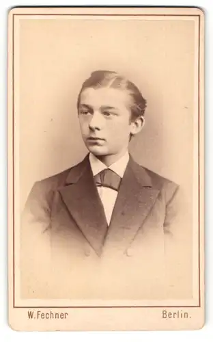 Fotografie W. Fechner, Berlin, Portrait dunkelhaariger Bube mit zurückgekämmtem Haar