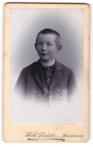 Fotografie Wilh. Redeke, Hildesheim, Portrait Knabe in zeitgenöss. Kleidung