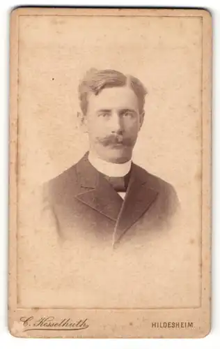 Fotografie C. Kesselhuth, Hildesheim, Portrait Herr mit zeitgenöss. Frisur und Schnauzbart