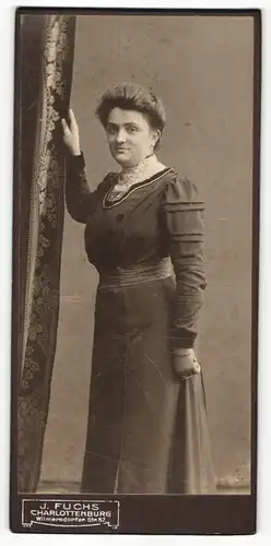 Fotografie J. Fuchs, Berlin-Charlottenburg, Portrait bürgerlich gekleidete Dame mit Hochsteckfrisur