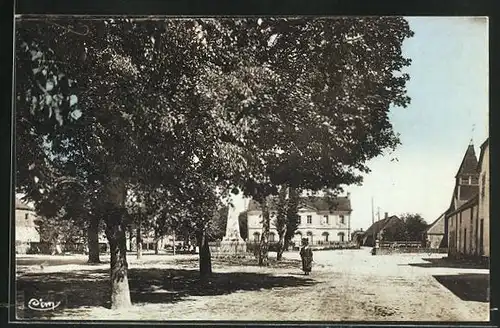 AK Trouhans, La Place, Ortspartie mit Kriegerdenkmal