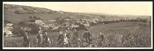 Klapp-AK Münichstal, Familie auf einem Feld vor der Ortschaft, Panorama