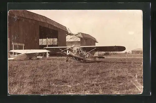 AK Privatflugzeuge neben einem Hangar