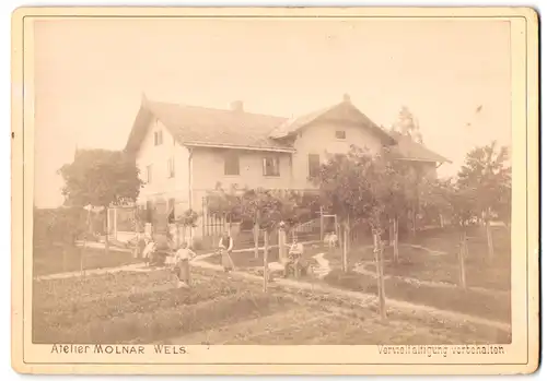 Fotografie Atelier Molnar, Wels, unbekannter Ort, Familie bei der Gartenarbeit