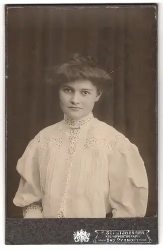 Fotografie H. Schlitzberger, Bad Pyrmont, Hübsche Dame in weisser Bluse