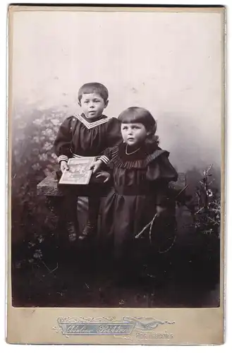 Fotografie Ritter, Hof, Liebigstrasse 5, Geschwister mit ähnlichen Frisuren