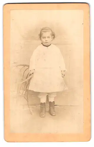 Fotografie F. Albert, Würzburg, Portrait kleines Mädchen im weissen Kleid