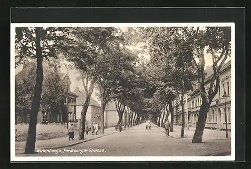 AK Wittenberge, Perleberger Strasse mit Passanten