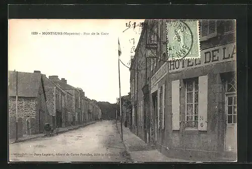 AK Montsurs, Vue dans Rue de la Gare