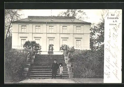 AK Bad Freienwalde a. O., Schloss und Herr mit Kind