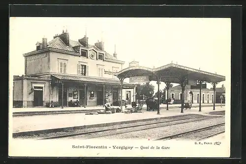 AK Saint-Florentin, Vergigny, Quai de la Gare, Bahnhof, Reisender mit vielen Gepäckstücken