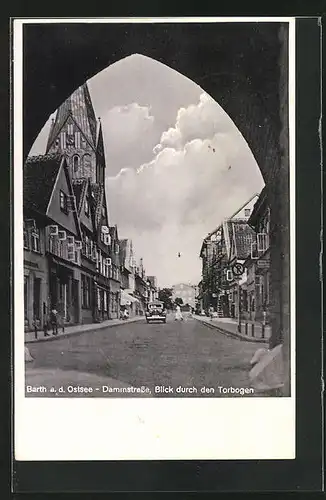 AK Barth / Ostsee, Dammstrasse, Blick durch den Torbogen