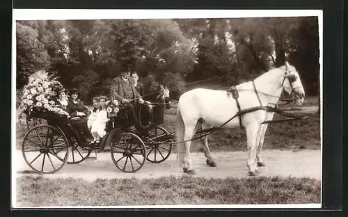 AK Pferdekutsche bei der Hochzeit mit Blumen