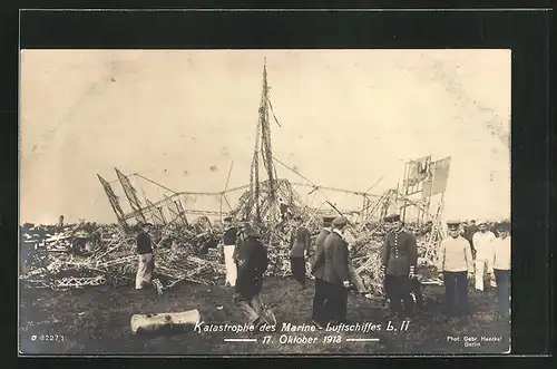 AK Katastrophe des Marine-Luftschiffes L11 1913 mit Soldaten in Uniform