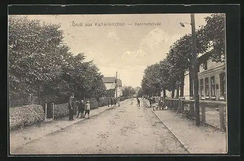 AK Kaltenkirchen, Sicht in die Bahnhofstrasse mit spielenden Kindern