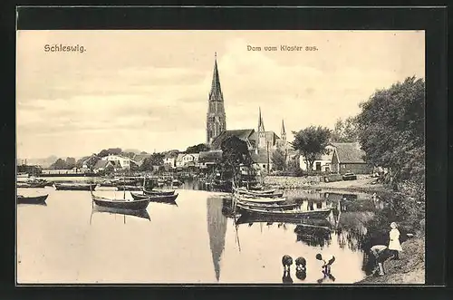 AK Schleswig, Uferpartie mit Hafen, Dom und spielenden Kindern